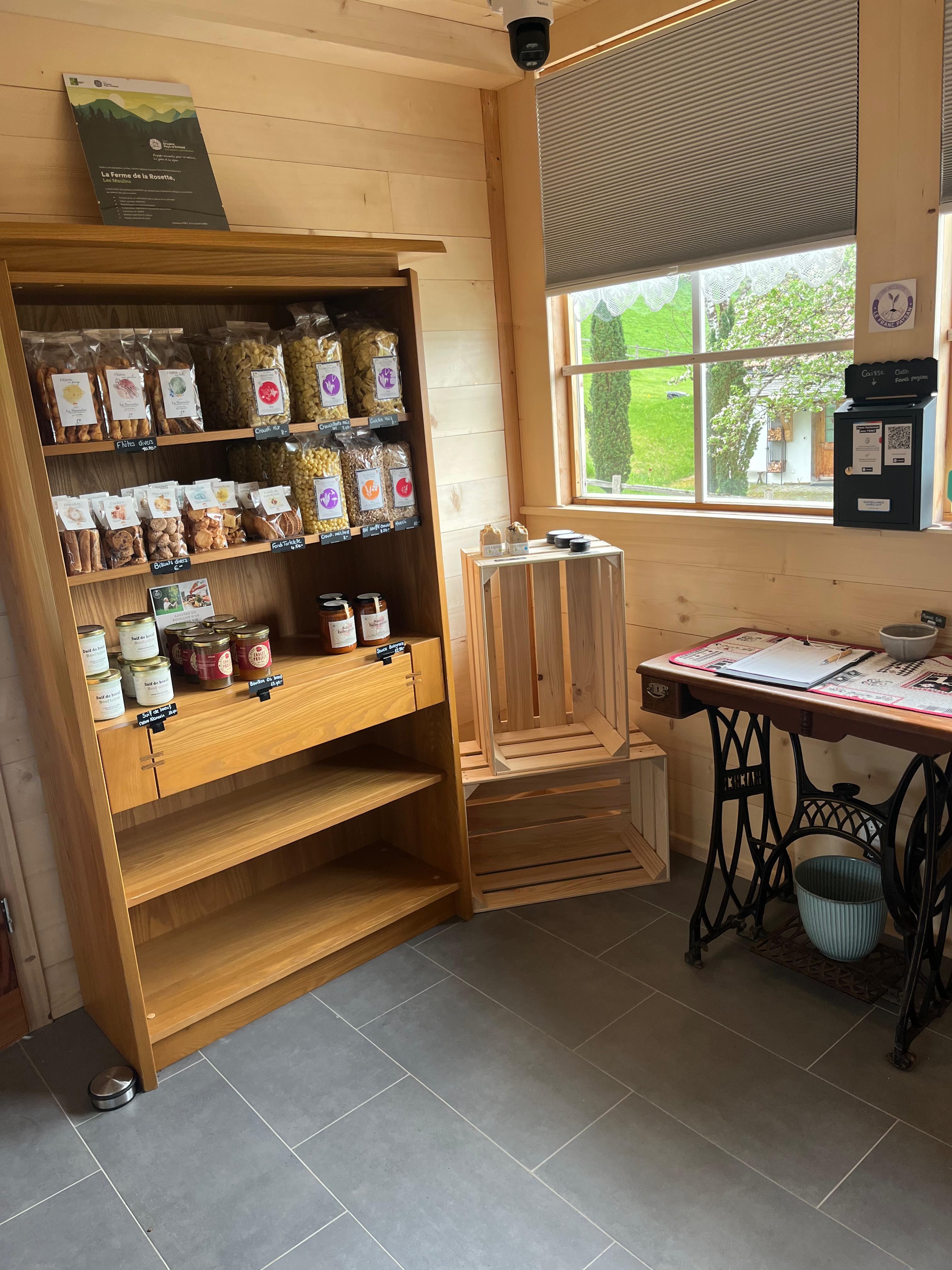 Étagère en bois avec pâtes, bocaux et conserves artisanales