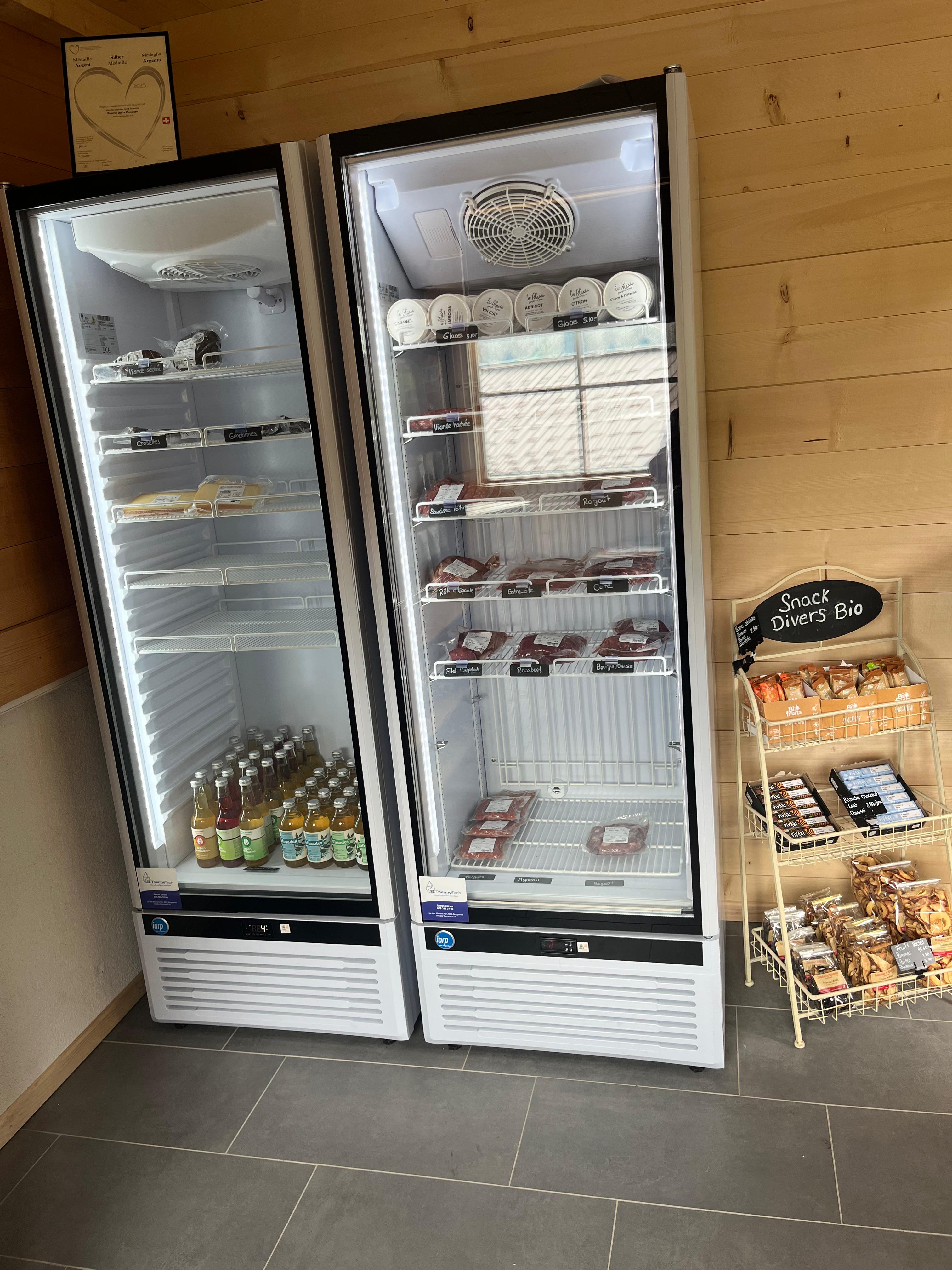 Frigos vitrés avec viande emballée sous vide et boissons fraîches